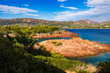 Saint-Raphael 'deki Long Beach' ten Kaptan Roux ve Anthor 'un panoramik görüntüsü.