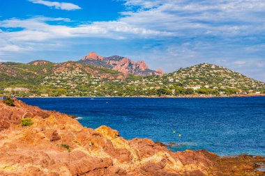 Saint-Raphael 'deki Long Beach' ten Kaptan Roux ve Anthor 'un panoramik görüntüsü.