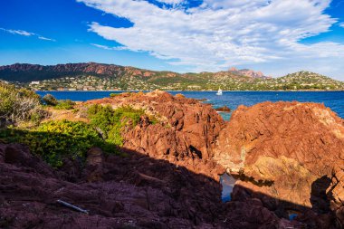 Saint-Raphael 'deki Long Beach' ten Kaptan Roux ve Anthor 'un panoramik görüntüsü.