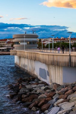 Saint-Raphael limanı ve liman müdürlüğü gün batımında.