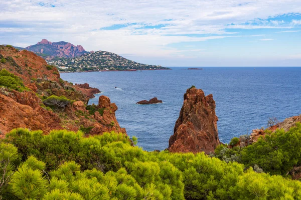 Kaptan Roux 'un Saint-Raphael' deki Kaptan Dramont zirvesinden görünüşü