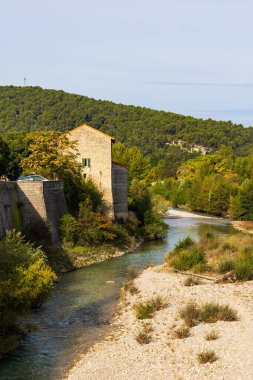 Ouveze Nehri, bir zamanlar sellerden korkuyordu. Vaison-la-Romaine kasabasında huzur içinde akıyordu.