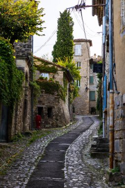 Ortaçağ şehri Vaison-la-Romaine sokağı.
