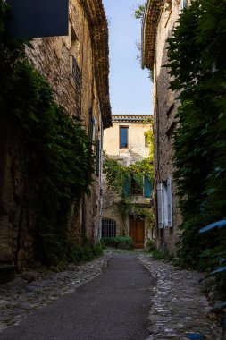 Ortaçağ şehri Vaison-la-Romaine sokağı.