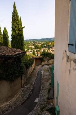 Ortaçağ şehrinin modern Vaison-la-Romaine kasabasının panoramik manzarası