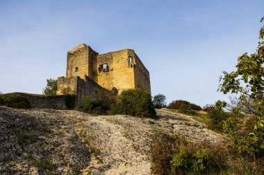 Vaison-la-Romaine 'e bakan Toulouse Kontlarının Kalesi' nin kalıntıları.