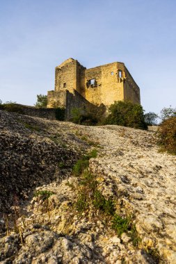Vaison-la-Romaine 'e bakan Toulouse Kontlarının Kalesi' nin kalıntıları.