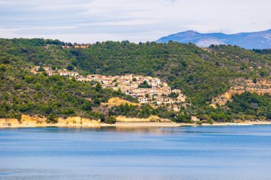 Sainte-Croix-du-Verdon Köyü Sainte-Croix Gölü kıyısında.