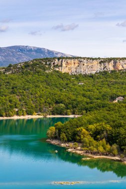Ravin de la Combe Panoramik Manzarası, Sainte-Croix Gölü 'nün bir parçası, Bauduen Köyü yakınlarında.