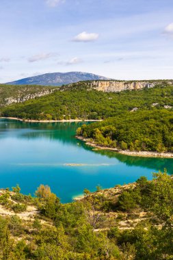 Ravin de la Combe Panoramik Manzarası, Sainte-Croix Gölü 'nün bir parçası, Bauduen Köyü yakınlarında.