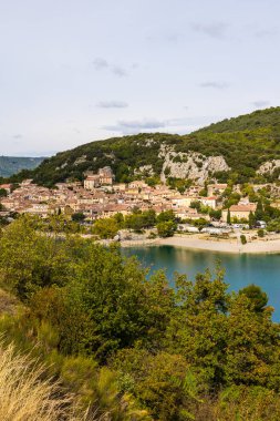 Sainte-Croix Gölü kıyısındaki Bauduen köyü.