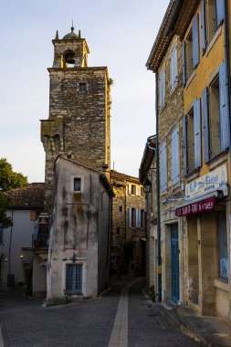 Tricot Kapı Kulesi Grignan 'da gün doğumunda bir ara sokaktan görüldü.