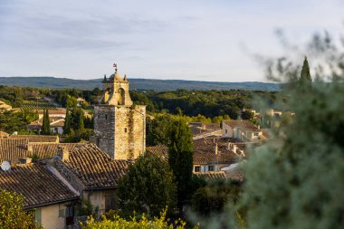 Köyün panoraması ve Grignan 'ın çevresindeki kırsal alan.