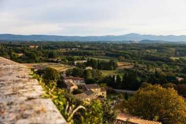 Gün doğumunda Chamaret Tepesinden Horizon 'daki Grignan Şatosu
