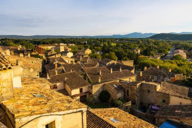 Köyün panoraması ve Grignan 'ın çevresindeki kırsal alan.