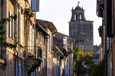 Grignan 'daki Rue du Grand Faubourg' dan Tricot Kapı Kulesi 'ne doğru bakın.