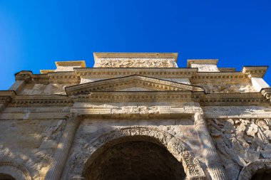 Antik Turuncu Zafer Kemeri 'ndeki taş oymalarının ayrıntıları.