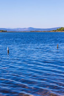 Gruissan gölü, le Saint-Martin ve Corbieres Massif üzerindeki panorama.