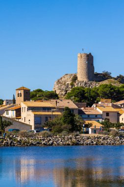 Barberousse Kulesi 'nin hakim olduğu Gruissan köyü.
