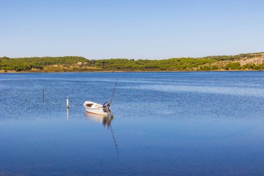 Gruissan gölüne demirlemiş küçük bir balıkçı teknesi.