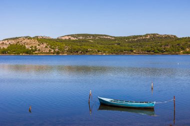Gruissan gölüne demirlemiş küçük bir balıkçı teknesi.