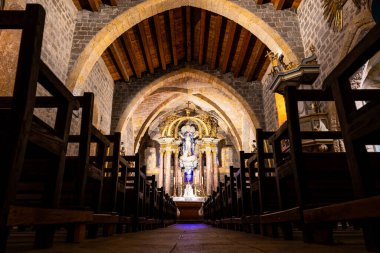 Gruissan 'daki Notre-Dame-de-l Assomption Kilisesi' nin korosunu oluşturan altı kolluk pembe mermer baldachin.