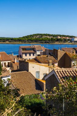 Gruissan tarihi merkezinin etrafındaki evlerin panoraması ve Barberousse Kulesi 'nin lagünü.