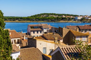 Gruissan tarihi merkezinin etrafındaki evlerin panoraması ve Barberousse Kulesi 'nin lagünü.