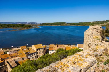 Gruissan tarihi merkezinin etrafındaki evlerin panoraması ve Barberousse Kulesi 'nin lagünü.