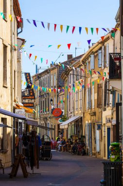 Espert Sokağı, Gruissan 'ın tarihi merkezinde. Kiliseden görüldü.