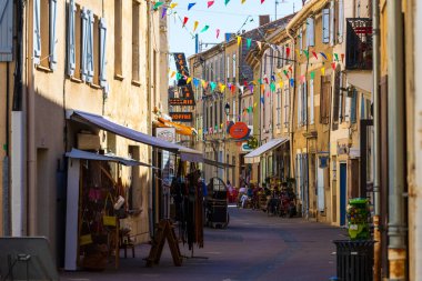 Espert Sokağı, Gruissan 'ın tarihi merkezinde. Kiliseden görüldü.