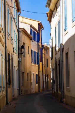 Gruissan 'ın tarihi merkezinde bir sokak.