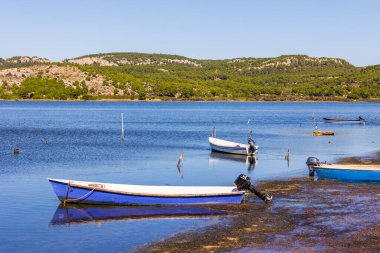 Gruissan gölüne demirlemiş küçük bir balıkçı teknesi.
