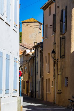 Gruissan 'ın tarihi merkezinde bir sokak.