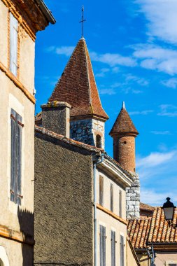 Saint-Pierre Kilisesi 'nin çan kulesi Auvillar Tarihi Merkezi' ndeki Dar bir sokaktan görüldü.