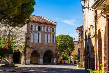 Auvillar Tarihi Merkezi 'ndeki Tahıl Pazarı Etrafındaki Binaların Yüzleri