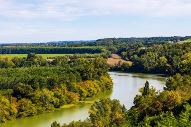 Auvillar tepelerinden Garonne Nehri 'nin panoramik manzarası