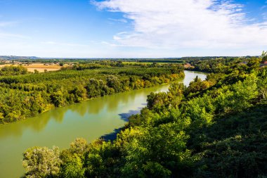 Auvillar tepelerinden Garonne Nehri 'nin panoramik manzarası