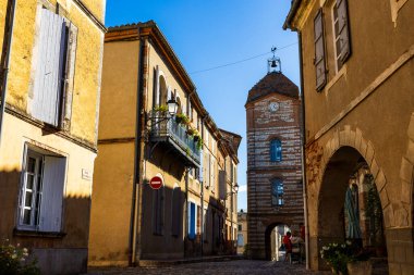 Auvillar Tarih Merkezi 'ndeki Arnaud Othon Kapısına Bakan Saat Kulesi
