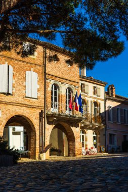 Auvillar Belediye Sarayı Dairesel Pazar Salonu 'nun yanında.