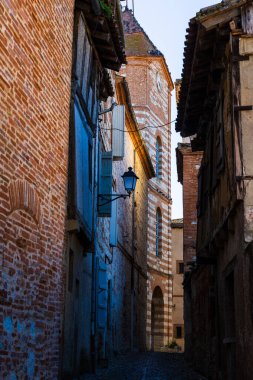 Auvillar Tarih Merkezi 'ndeki Arnaud Othon Kapısına Bakan Saat Kulesi