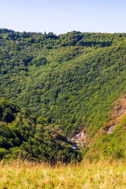 Agout Nehri, Ferrieres yakınlarındaki vadiden geçiyor.