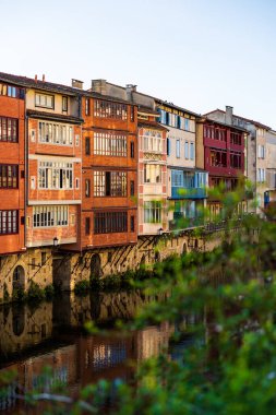 Castres Tarihi Merkezi 'ndeki Agout Nehri boyunca Eski Dokumacılar, Kağıt Yapımcılar ve Tabakçılar Evleri