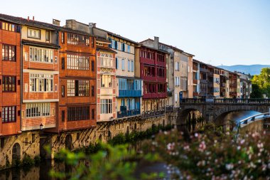 Castres Tarihi Merkezi 'ndeki Agout Nehri boyunca Eski Dokumacılar, Kağıt Yapımcılar ve Tabakçılar Evleri