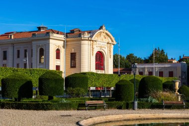 Piskoposların bahçesinden Castres Belediye Tiyatrosu