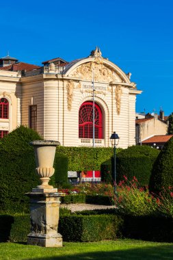 Piskoposların bahçesinden Castres Belediye Tiyatrosu