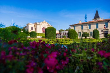 Piskoposların bahçesinden Castres Belediye Tiyatrosu