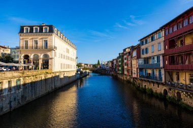 Castres Tarihi Merkezi 'ndeki Agout Nehri boyunca Eski Dokumacılar, Kağıt Yapımcılar ve Tabakçılar Evleri