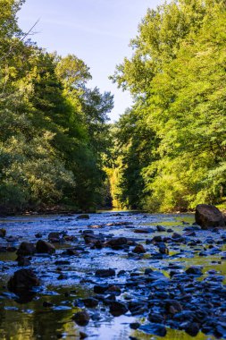 Sidobre Bölgesindeki Burlats Köyü 'nden Agout Nehri akıyor