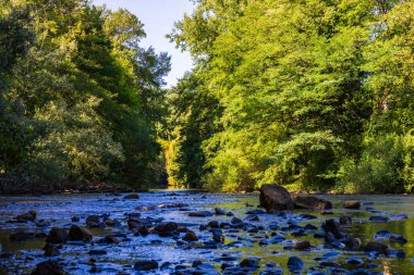 Sidobre Bölgesindeki Burlats Köyü 'nden Agout Nehri akıyor